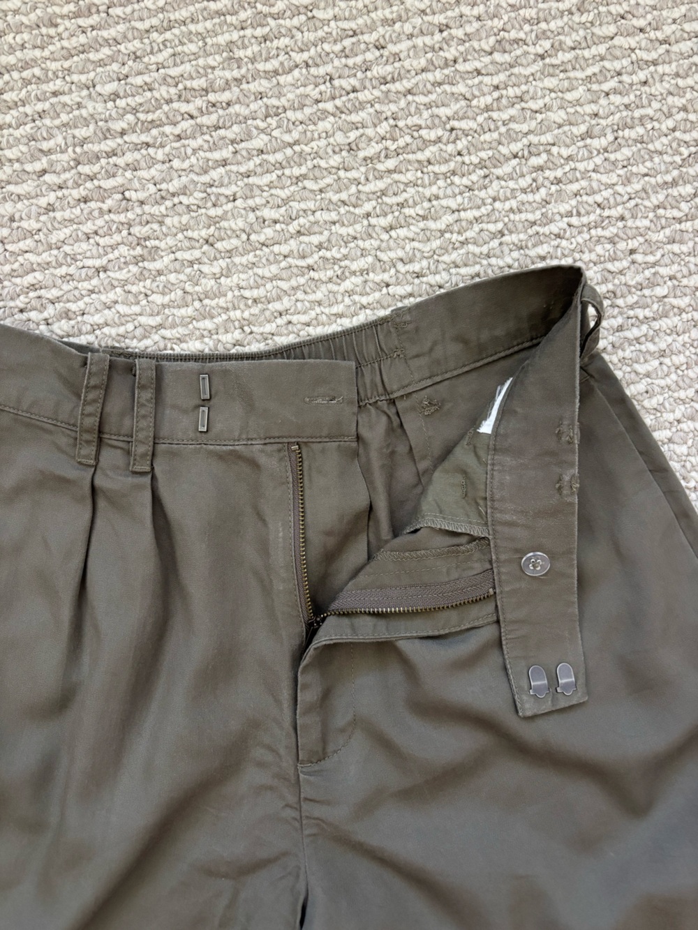 Abercrombie & Fitch Women’s Shorts Size Small Olive Green Tailored Pleated - Picture 5 of 9